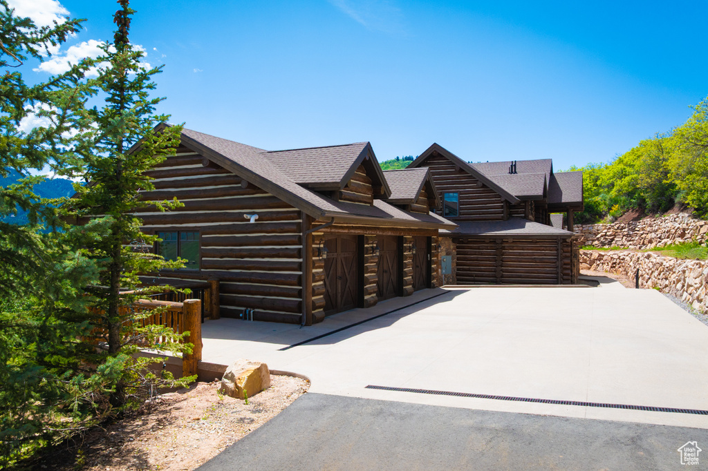 Log cabin featuring log exterior