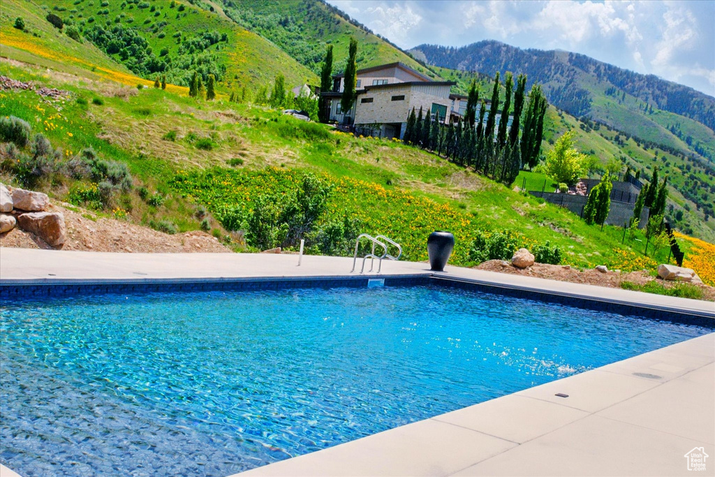View of swimming pool featuring a mountain view