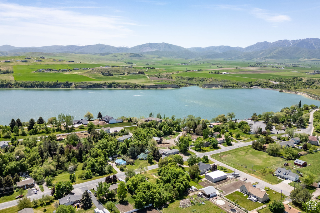 Bird\\\'s eye view of a water and mountain view