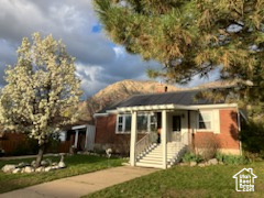 View of front facade with a front yard