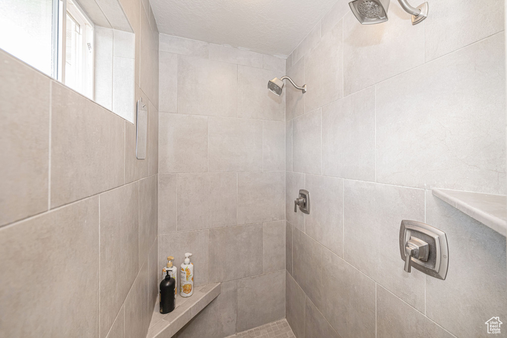 Full bathroom featuring a tile shower