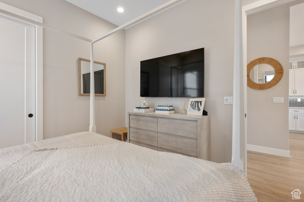 Bedroom with recessed lighting, light wood-type flooring, and baseboards