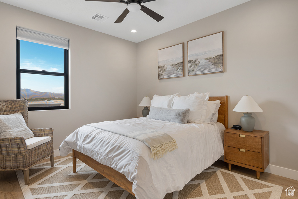 Bedroom featuring visible vents, light wood-style flooring, a ceiling fan, recessed lighting, and baseboards