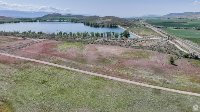 Bird\'s eye view of a water and mountain view