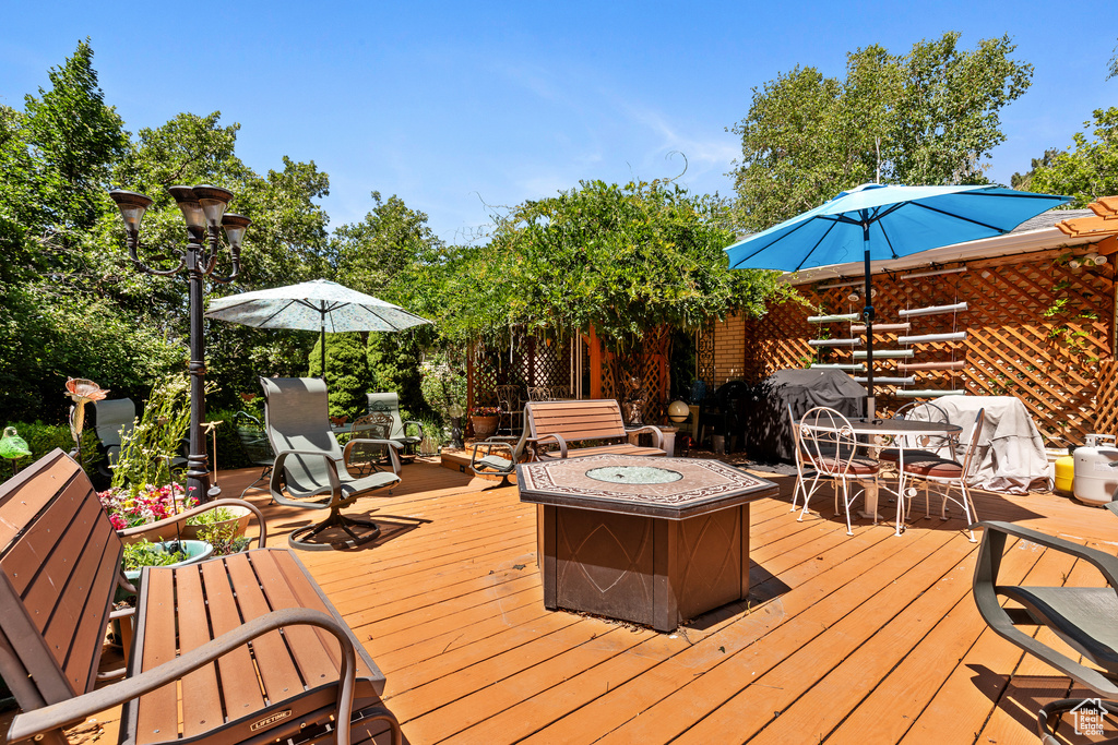 Deck featuring an outdoor fire pit and outdoor dining space