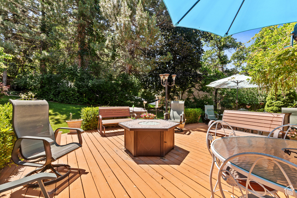 Deck featuring a fire pit and outdoor dining area