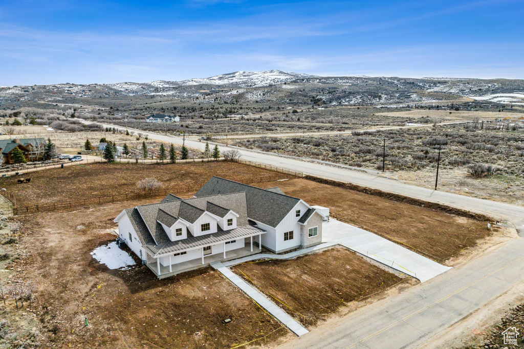 Bird\'s eye view with a mountain view