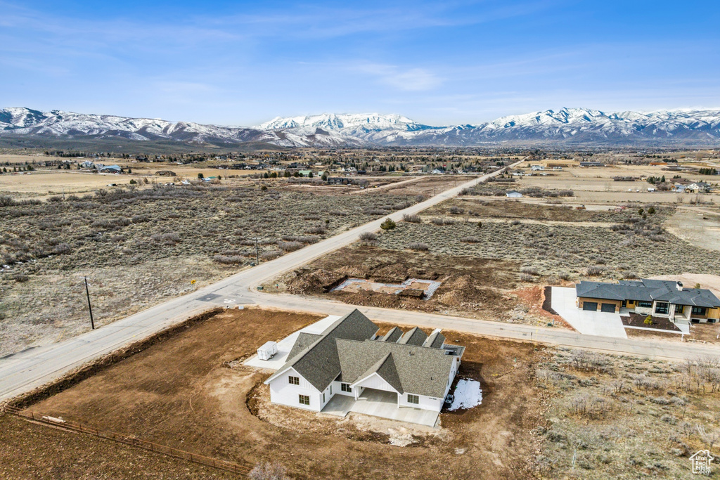 Bird\'s eye view with a mountain view