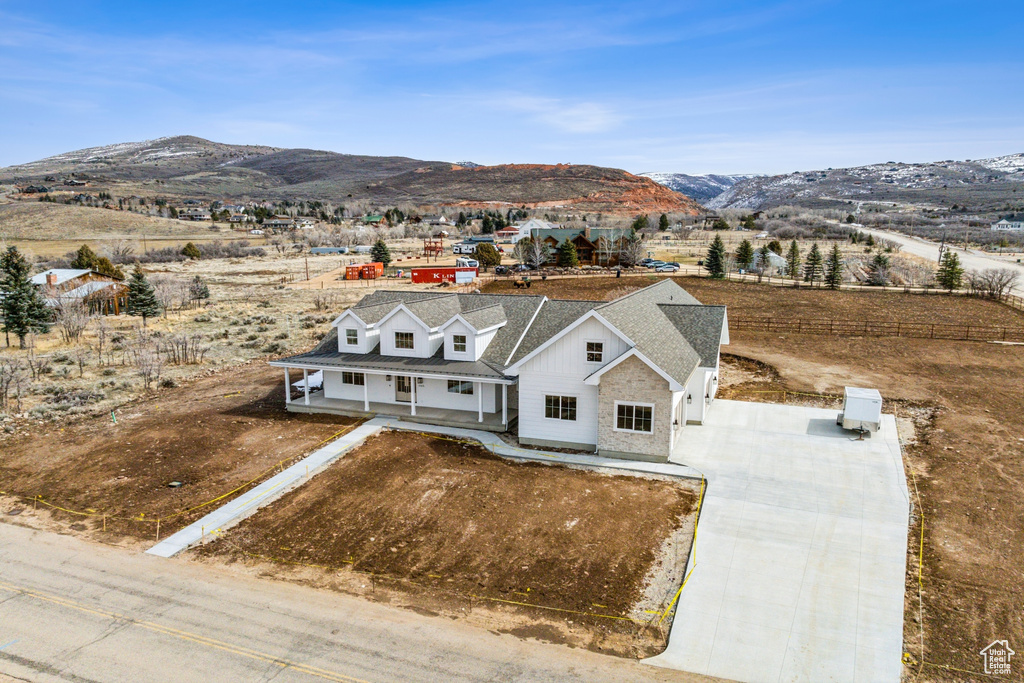 Bird\'s eye view with a mountain view
