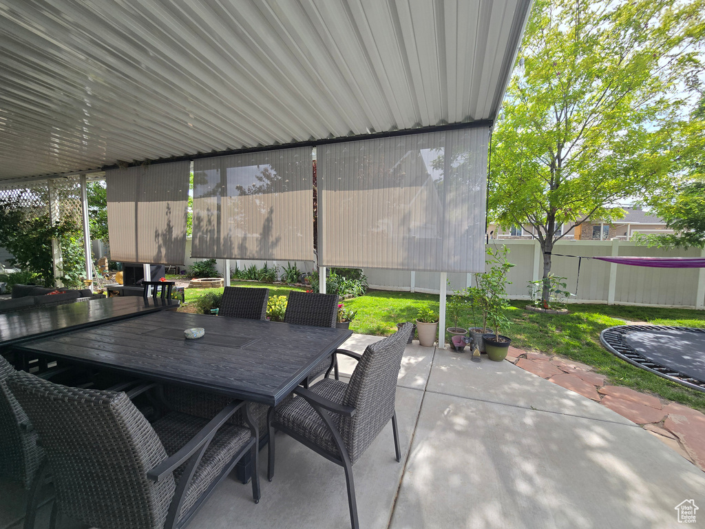 Sunroom / solarium with outdoor dining space