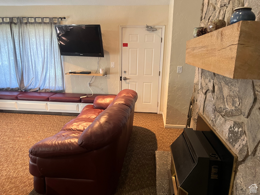 Carpeted living room featuring a textured wall