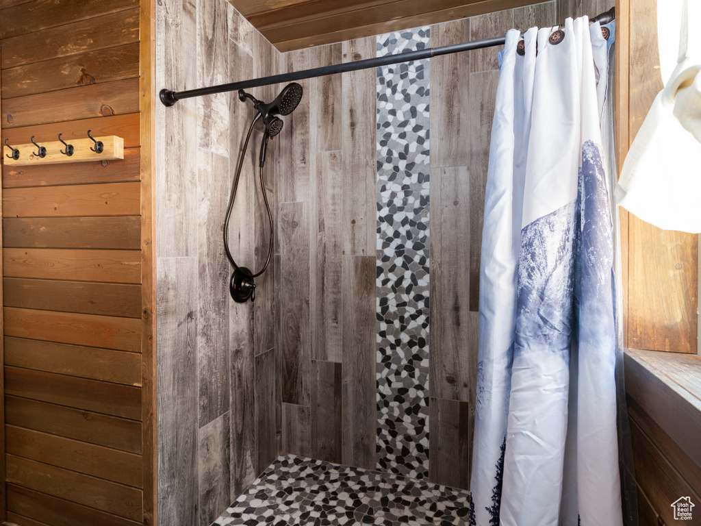 Bathroom featuring tiled shower