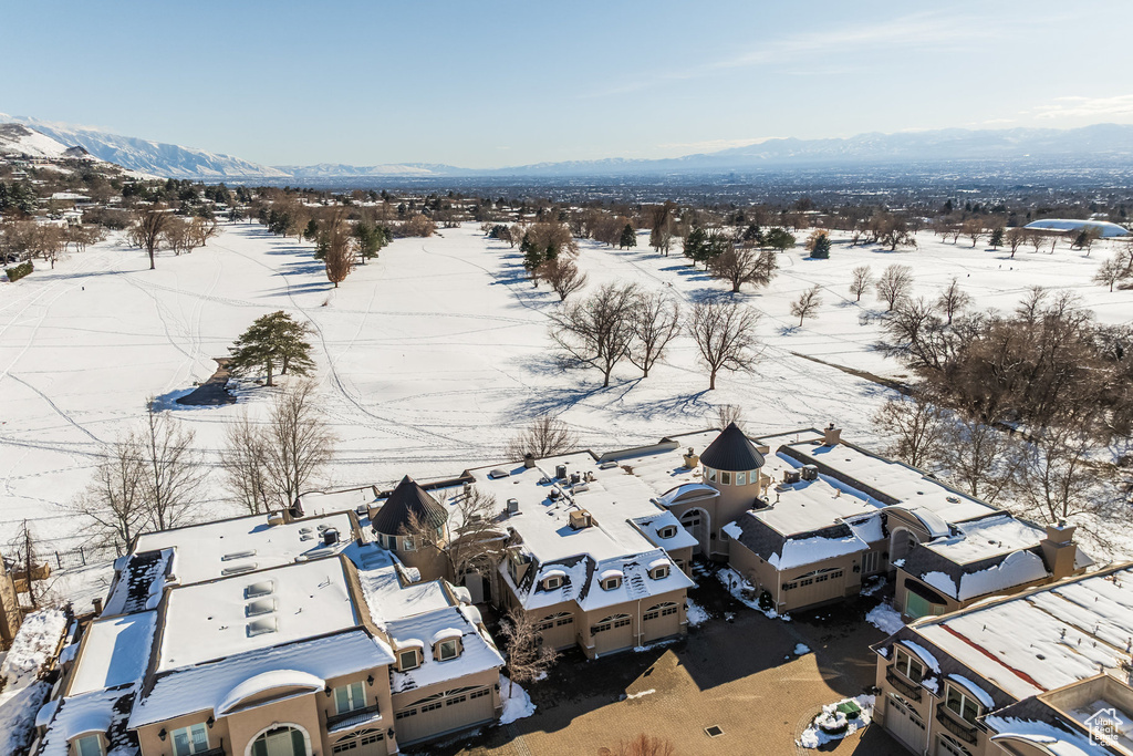 Snowy aerial view featuring a mountain view