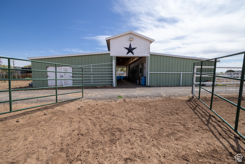 View of outdoor structure with an exterior structure and an outdoor structure