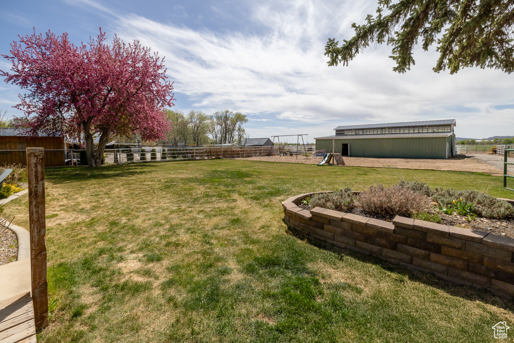 View of yard with fence and an outbuilding