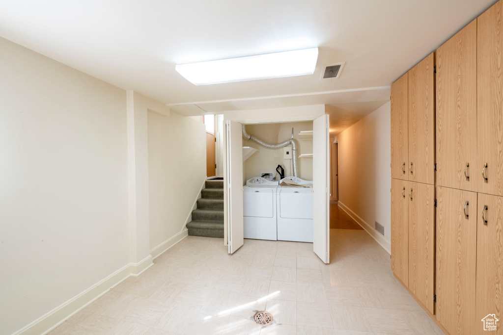 Washroom with visible vents, independent washer and dryer, baseboards, laundry area, and light floors