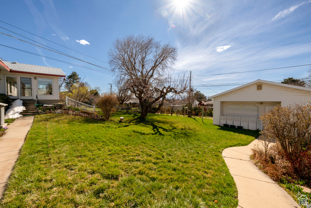 View of yard featuring an outbuilding