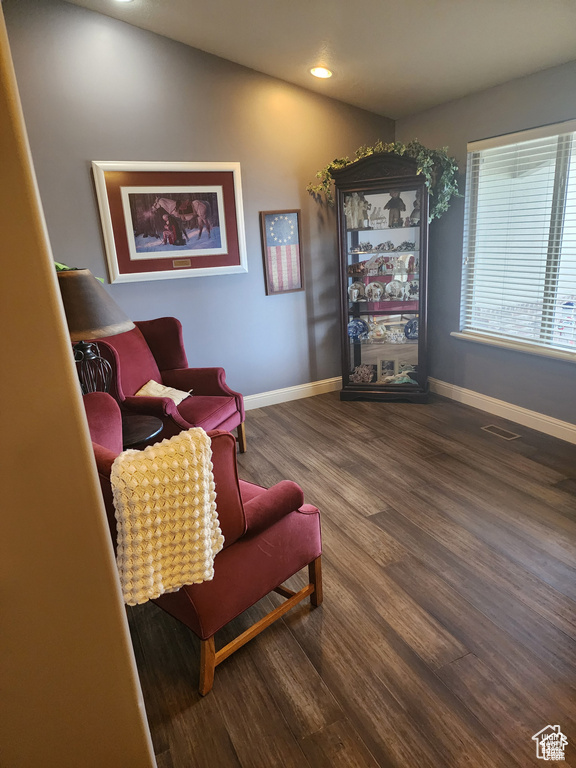 Living area featuring recessed lighting, visible vents, baseboards, and wood finished floors