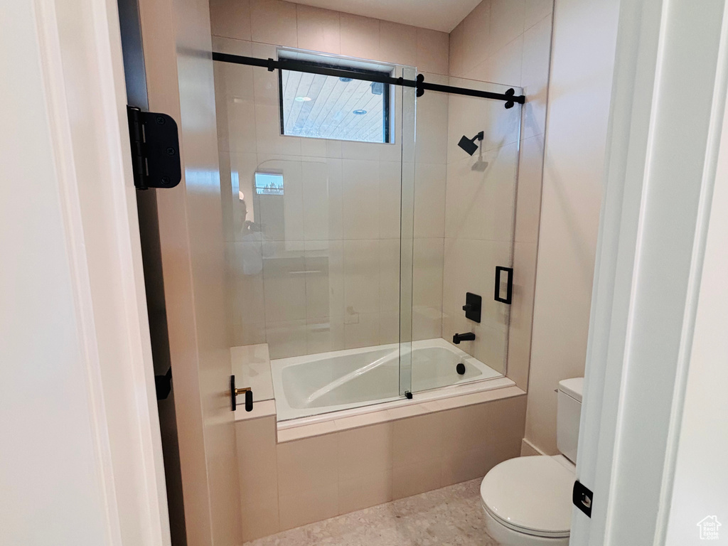 Bathroom featuring toilet and tiled shower / bath