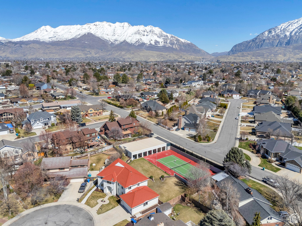 Bird's eye view featuring a residential view and a mountain view