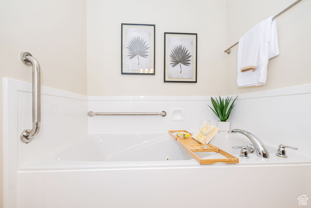Full bathroom featuring a whirlpool tub