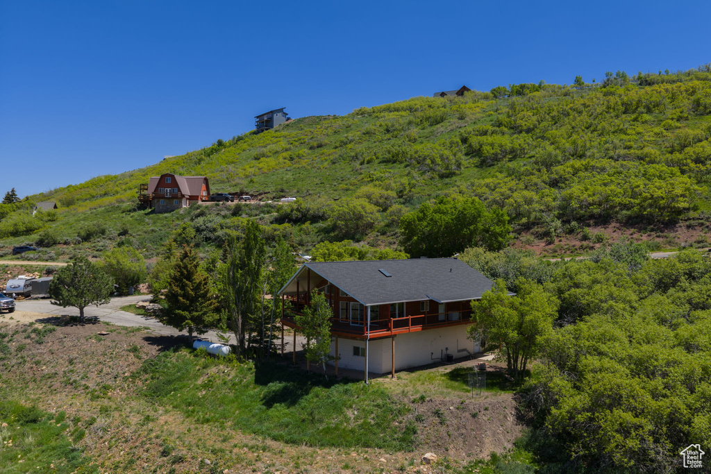 Aerial view of property and surrounding area featuring a forest