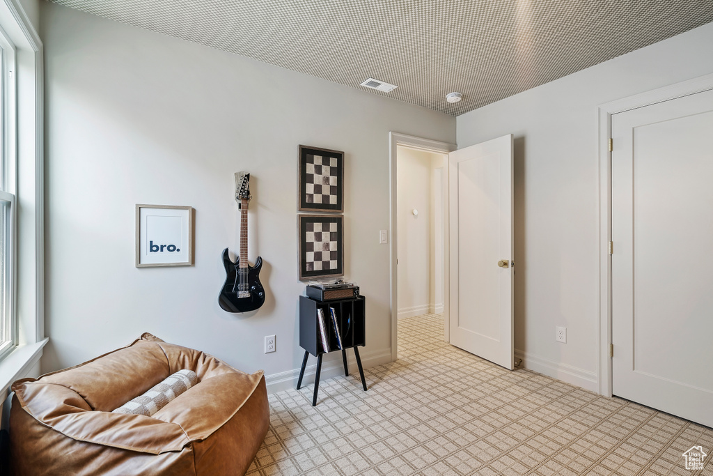 Sitting room with visible vents and baseboards