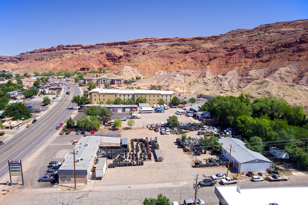 Drone / aerial view featuring a mountain view
