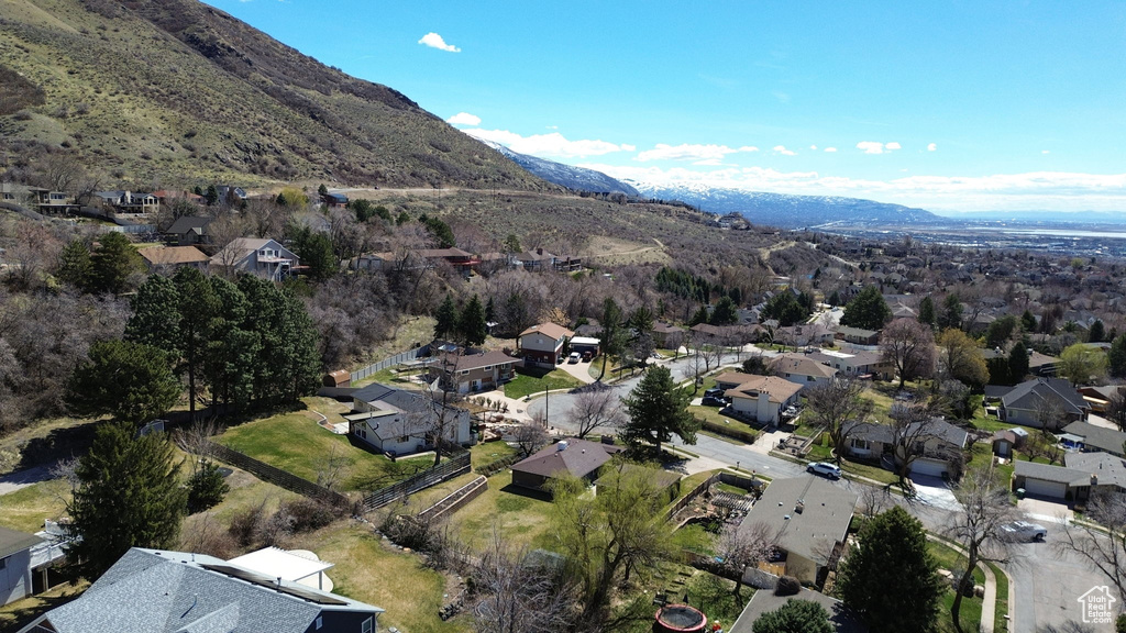 Bird\'s eye view with a residential view and a mountain view