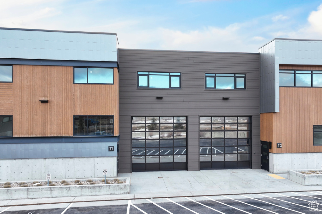 View of front facade with uncovered parking