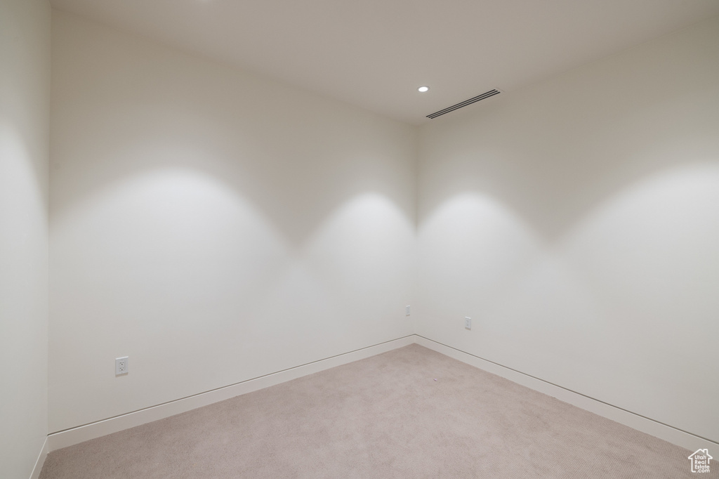 Spare room with visible vents, recessed lighting, and carpet