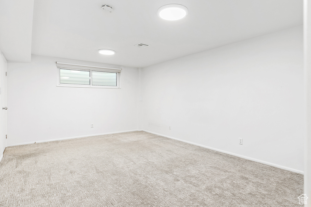 Unfurnished room featuring baseboards, carpet flooring, and visible vents