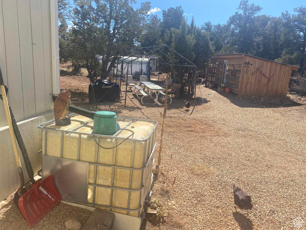 View of yard featuring an outbuilding