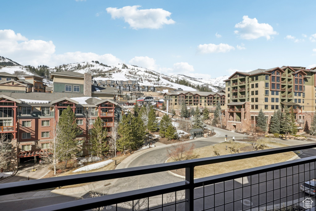 Balcony featuring a mountain view