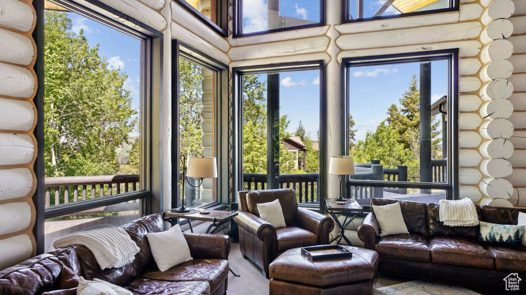 Sunroom with healthy amount of natural light