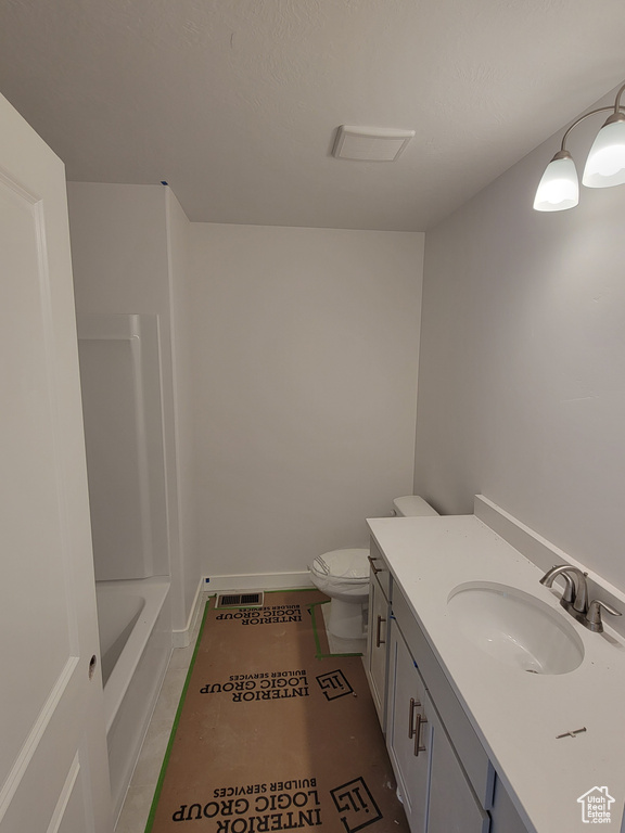 Full bath featuring baseboards, visible vents, toilet, and vanity