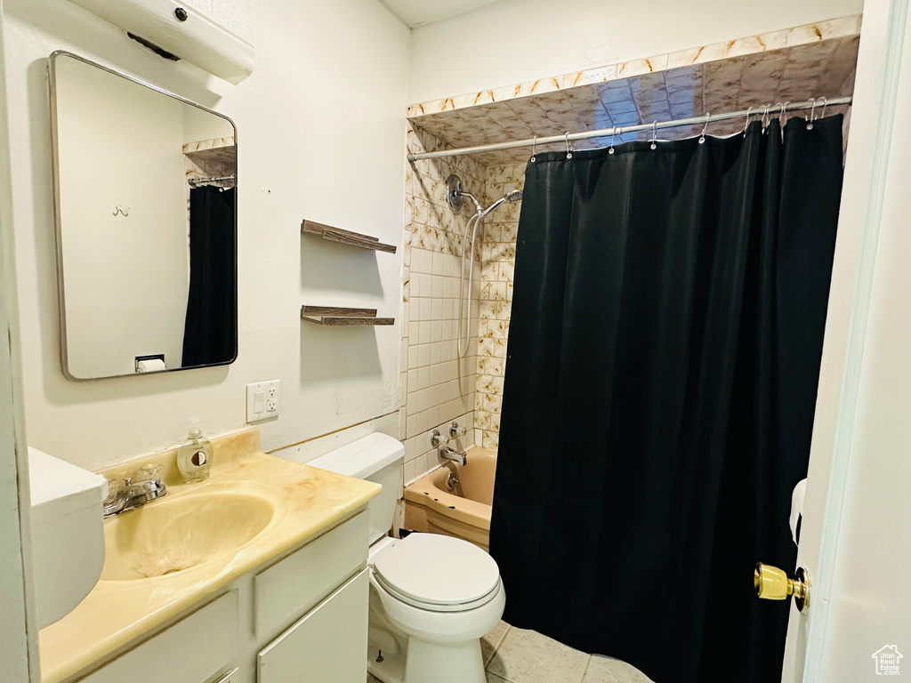 Full bath with shower / tub combo, toilet, and vanity