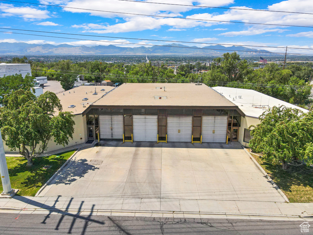 View of front of home with stucco siding, a garage, and a mountain view