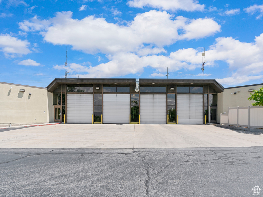 Garage featuring fence