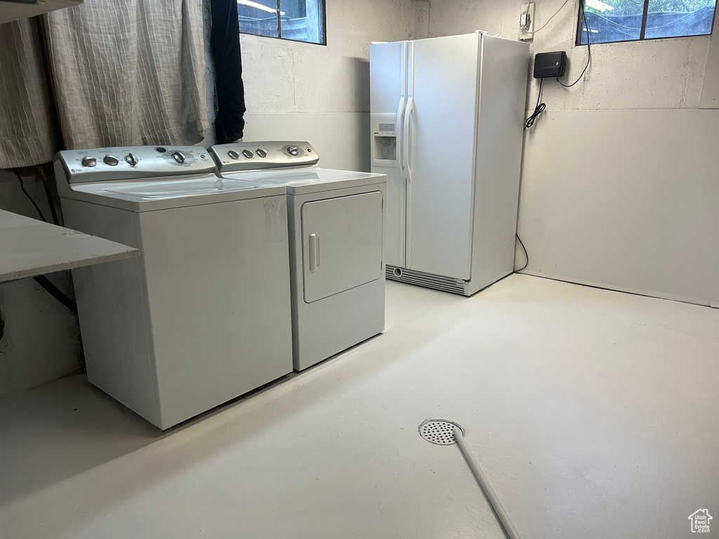 Washroom with washing machine and clothes dryer