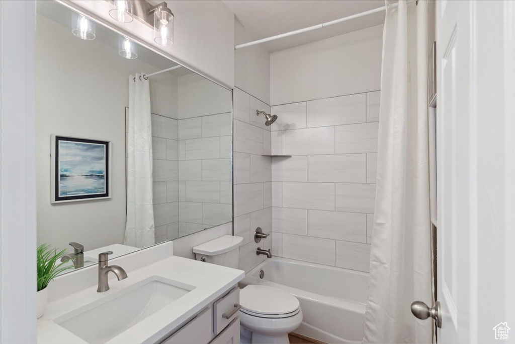 Full bathroom featuring vanity, toilet, and shower / tub combo
