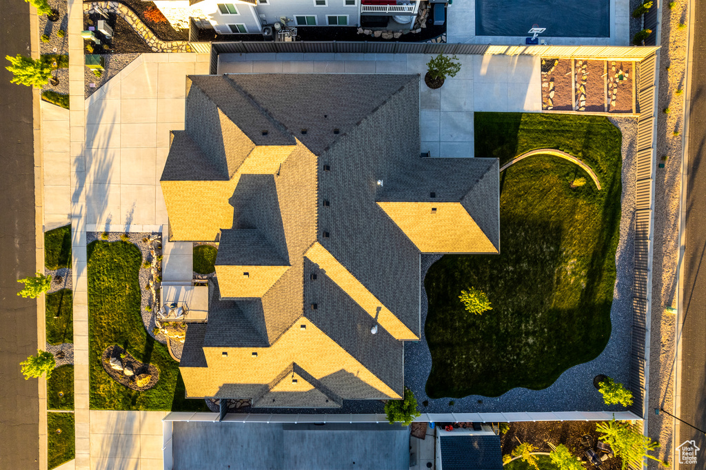 Birds eye view of property