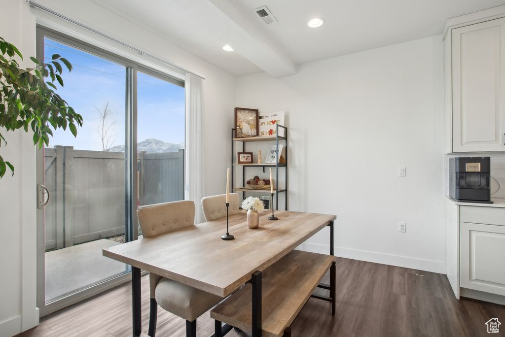 Dining space with baseboards, visible vents, wood finished floors, and recessed lighting