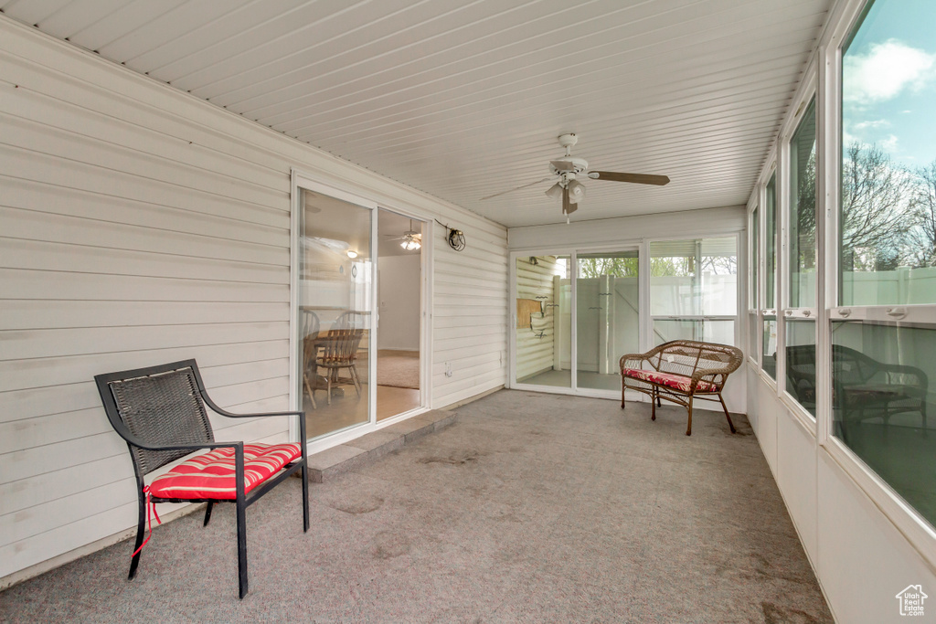 Sunroom / solarium featuring a ceiling fan