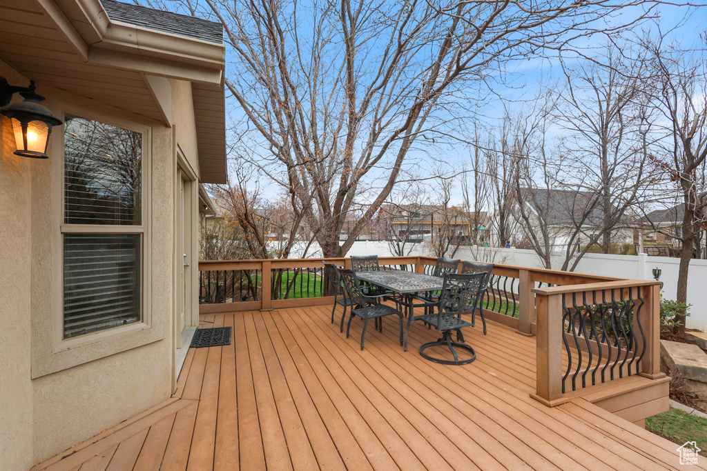 Deck with fence and outdoor dining space