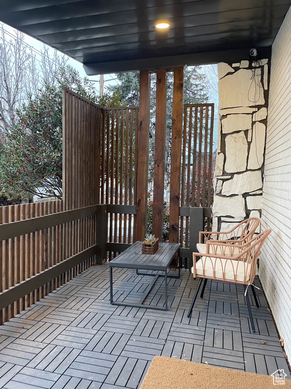 Deck featuring fence