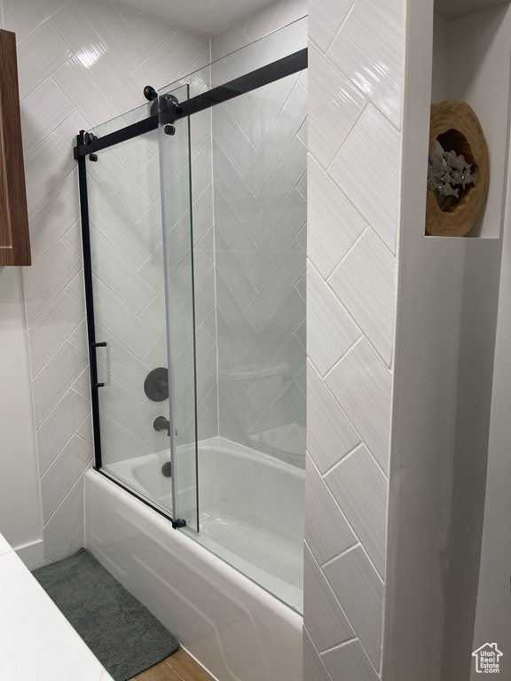 Full bath with bath / shower combo with glass door