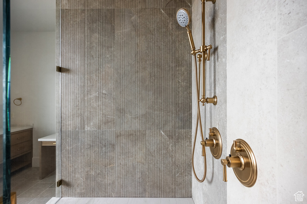 Room details featuring a tile shower