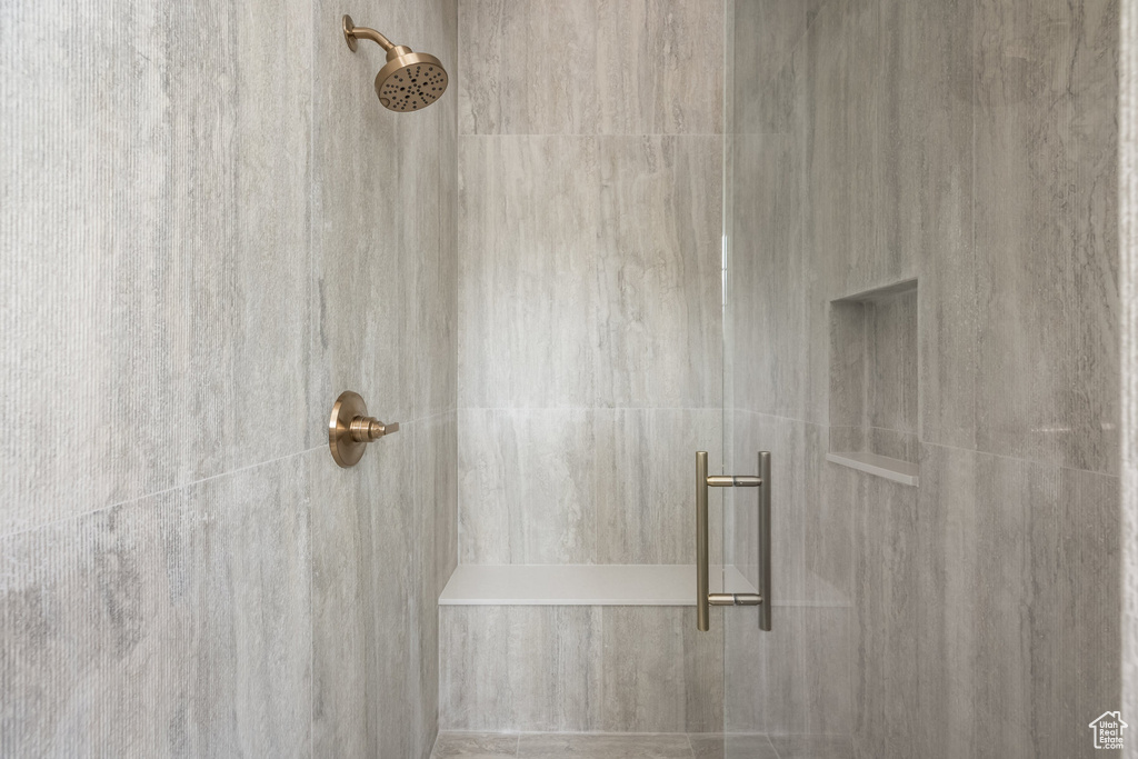 Room details with tiled shower