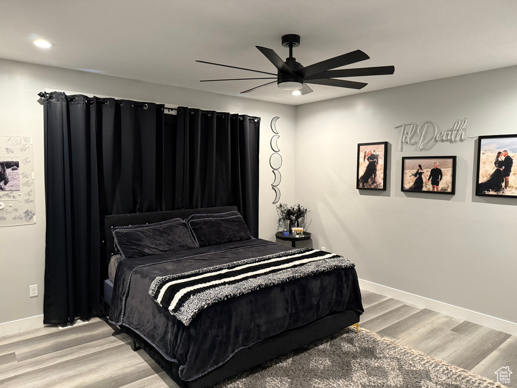 Bedroom featuring baseboards, light wood-type flooring, ceiling fan, and recessed lighting